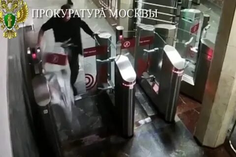 Разбитое стекло в метро