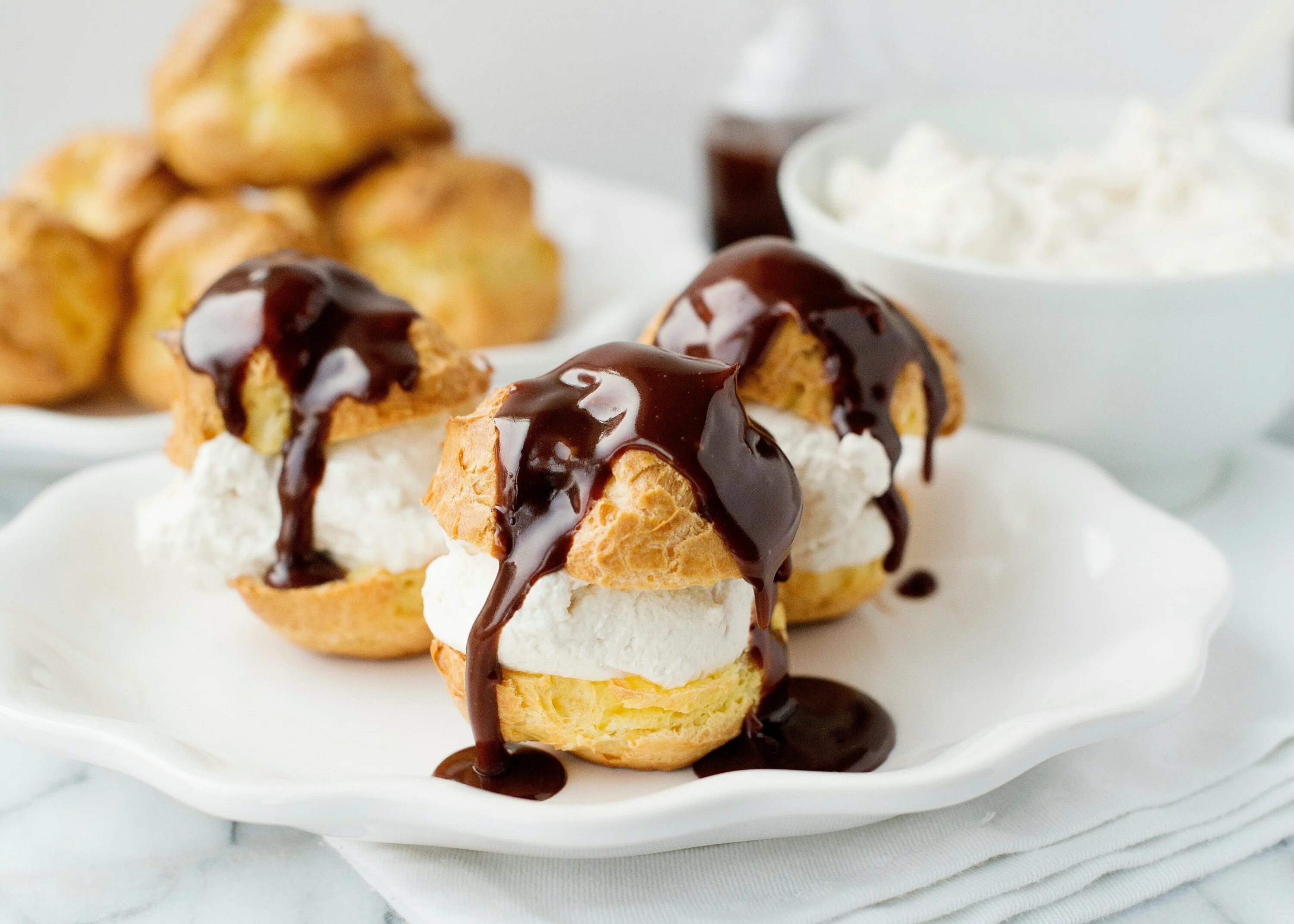 Заварные пирожные со. Профитроли (Profiteroles). Профитроли — заварные пирожные. Французские профитроли. Профитроли с заварным кремом французские.