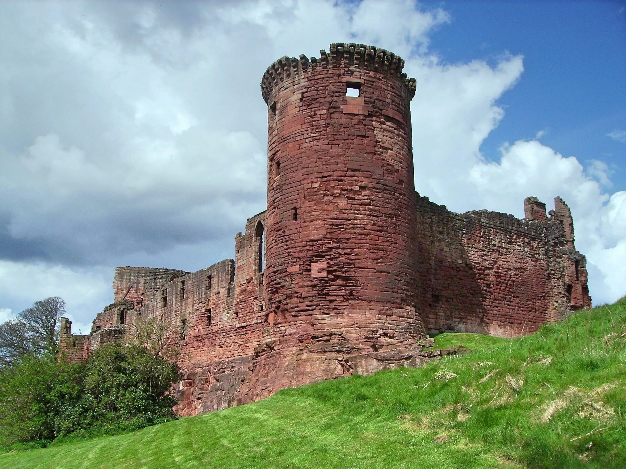 Красный в древности. Замок Брааль. Башни Шотландии. Круглые каменные башни Шотландия. Замок Ботвелл Шотландия макет.