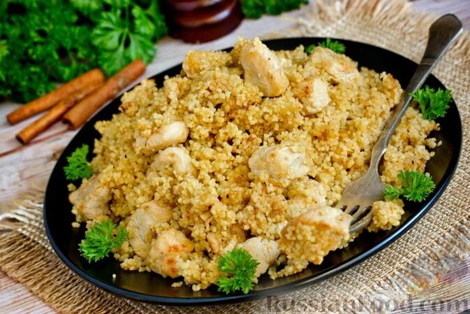 Кускус на сковороде рецепт. Кус кус с куриным филе. Боул с кускусом. Рецепты приготовления кускуса с фото. Кускус с овощами и мясом.
