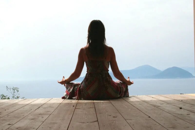 Медитация со спины. Медитация девушка. Медитирующая девушка со спины. Медитация на берегу моря. Медитация спина