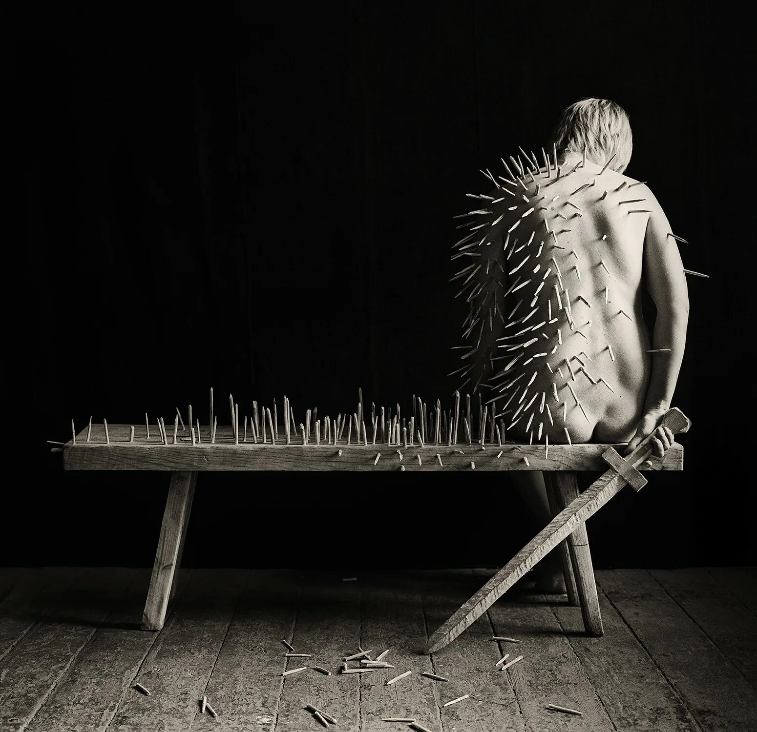 кот и бабочка. очень странное настроение. депрессивный сюрреализм. человек под зонтиком. грустная девочка на качелях.