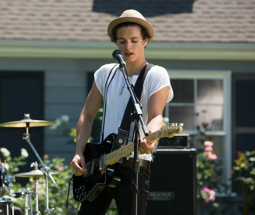 Группа миленький. Группа the Vamps. The Vamps - Hurricane. Bradley Simpson with Guitar. Bradley Simpson body.