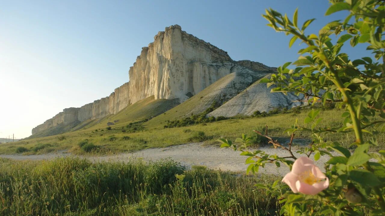 Край фото сайт. Коктебель белая скала. Белогорск Крым достопримечательности белая скала. Крым белая скала водопад. Заповедник. Белая скала в Белогорском районе.