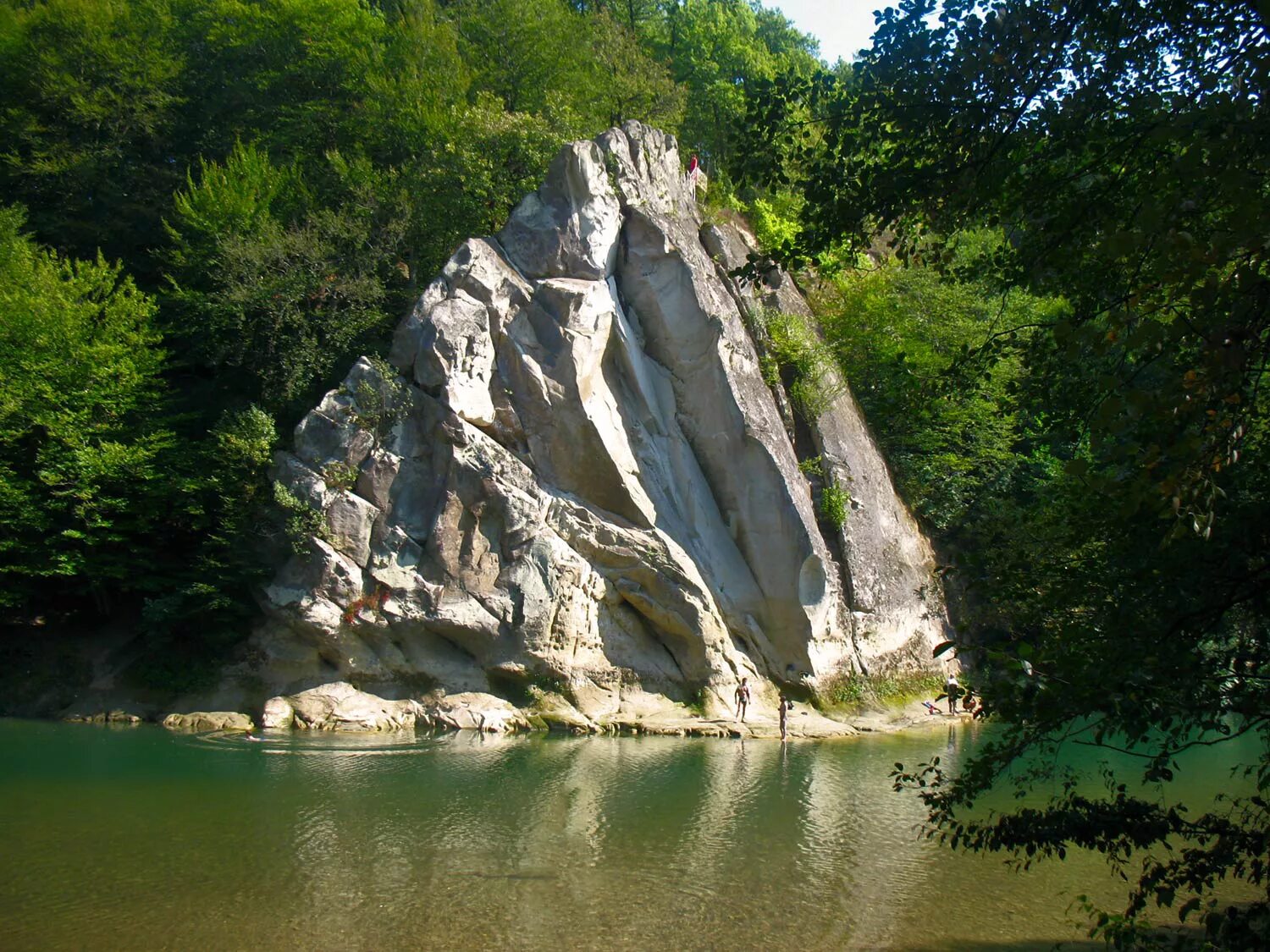 Крыловы краснодарский край. Скала петушок Краснодарский край. Город горячий ключ скала петушок. Горы горячий ключ Краснодарский край. Скала зеркало горячий ключ.