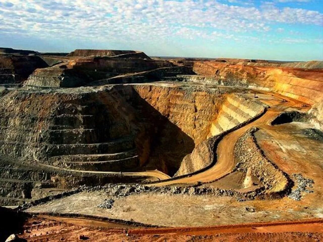 Урановый карьер аксу казахстан. Горнодобывающая промышленность норвегии. Алмазная шахта «мир», якутия. Удоканская медь рудник. Горнодобывающая промышленность аргентины.