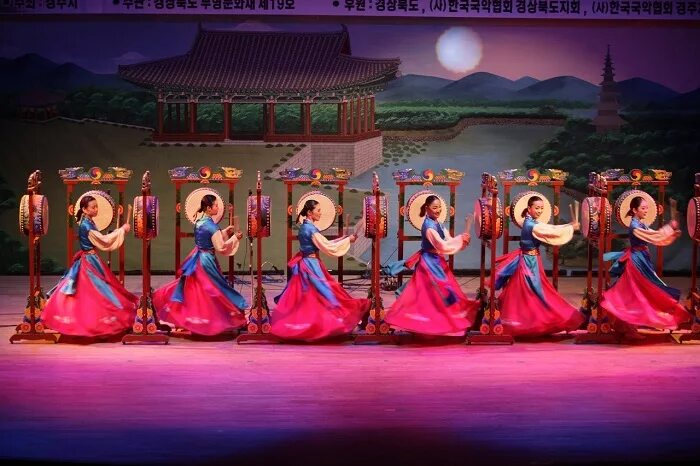 Корейский танец песня. Корейский танец Муго. Танец барабанов Муго Корея. Корейские национальные танцы. Корейский танец с барабанами.