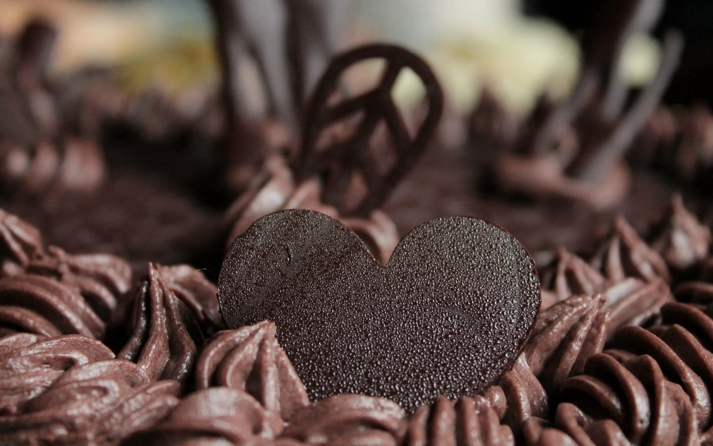 Ну шоколадом. Шоколадные сердечки. Шоколадные обои. Сердце из шоколада. Шоколад сердечки.