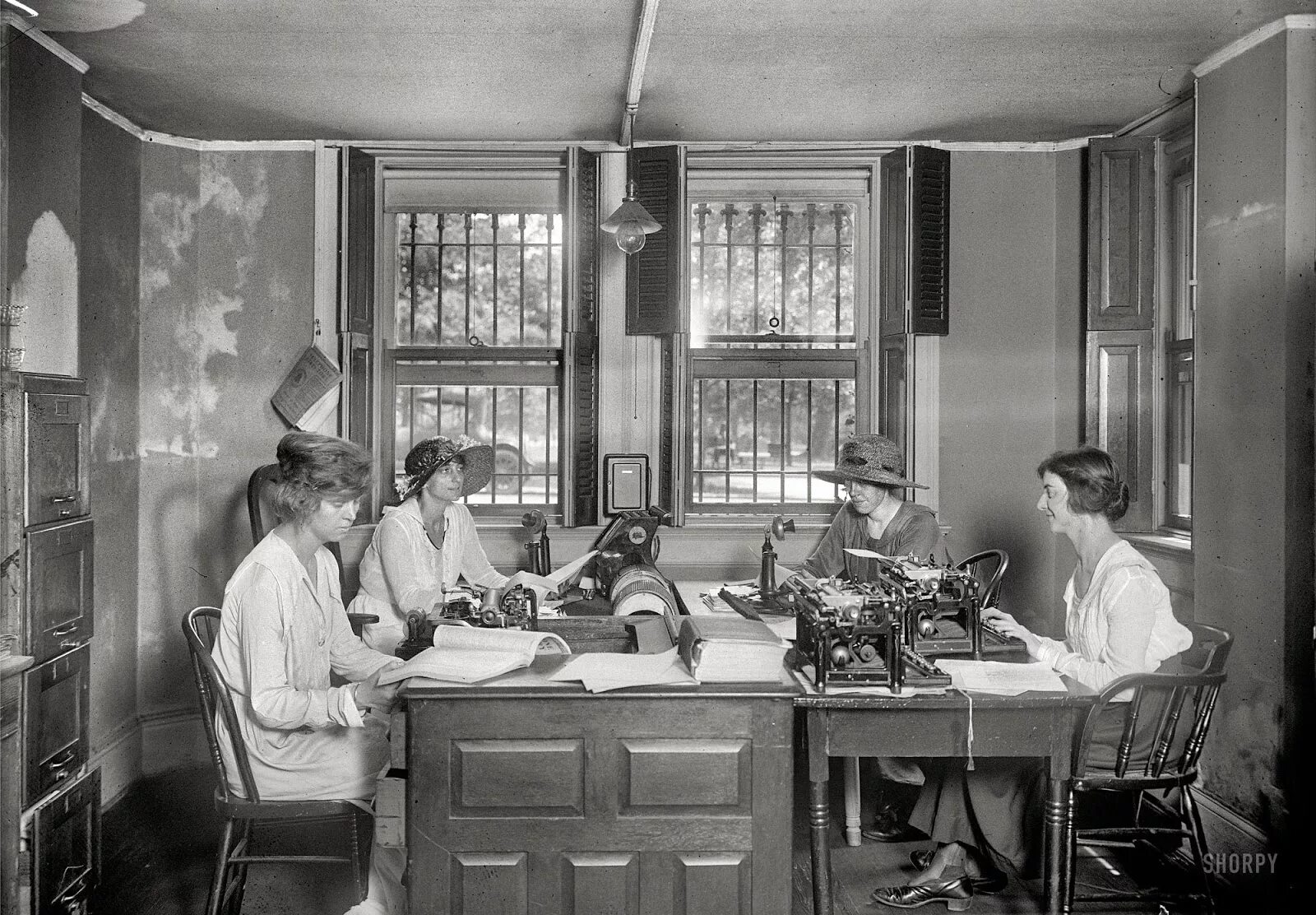 Томский медицинский институт 1936 год. Томский медицинский институт 1940. Томский медицинский университет 1950 е годы. 40-е годы 20 века. Старая автомастерская внутри.