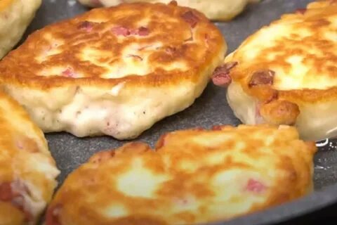 Жареные пирожки с колбасой на сковороде