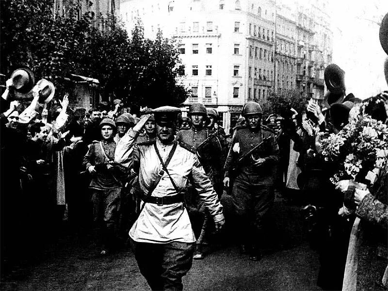 Фото победы великой отечественной войны 1945. Встреча освободителей 1945. Конец Великой Отечественной войны 1941-1945. День Победы 1945. Празднование Победы ВОВ.