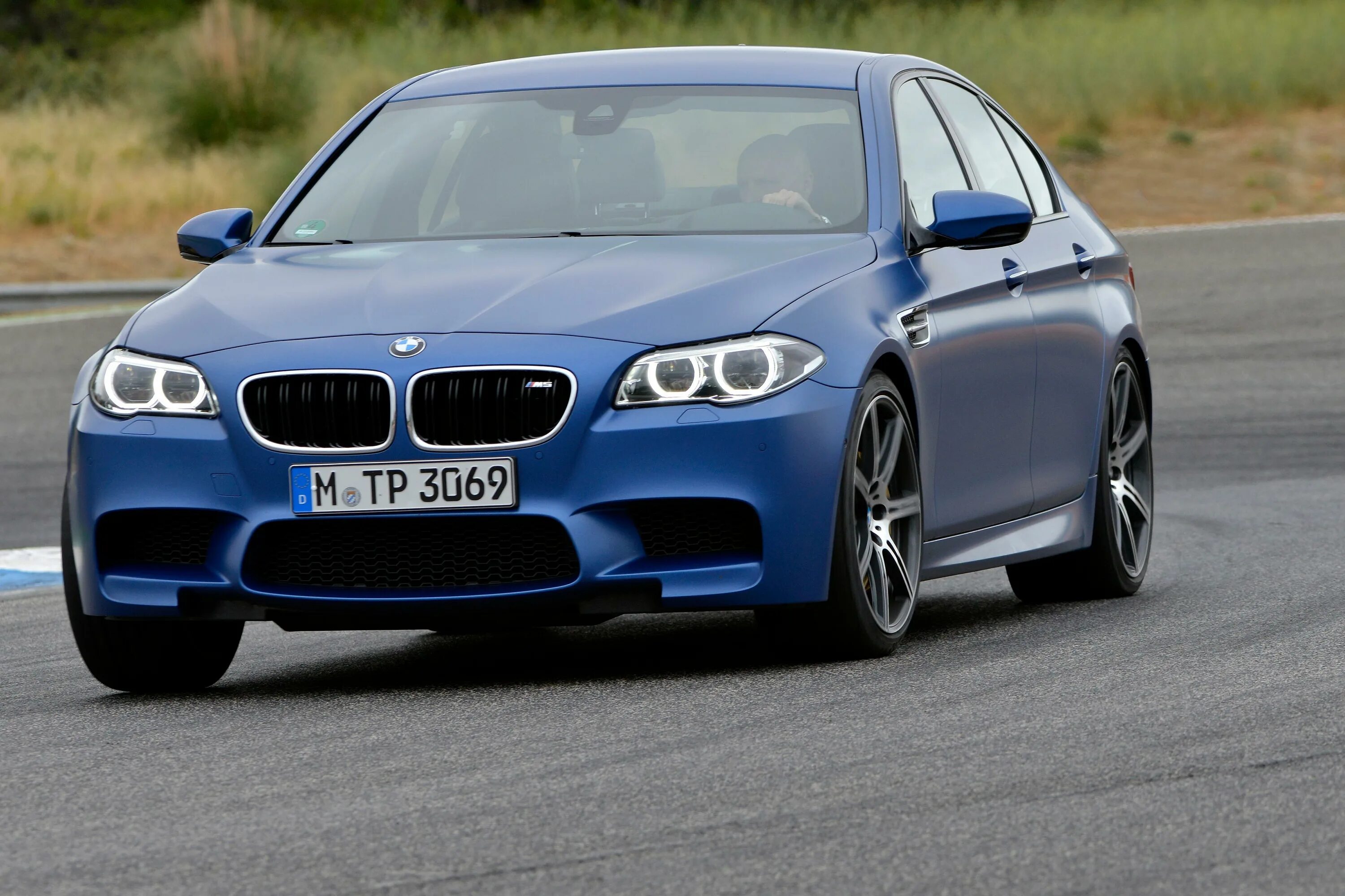 Машина м5 цена. БМВ м5 ф10. БМВ m5 f10. BMW m5 f10 2014. BMW m5 f10 2016.