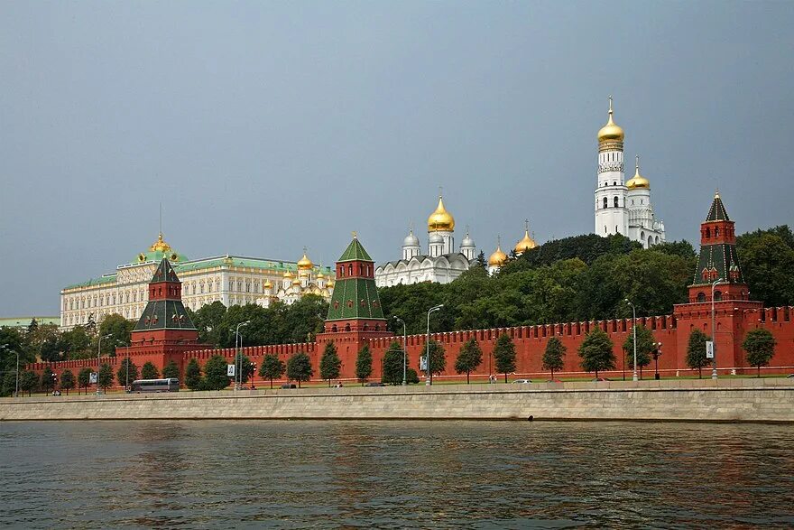 Московский Кремль 1991. Кремлевская стена Москва. У кремлевской стены. Стены Кремля в Москве.