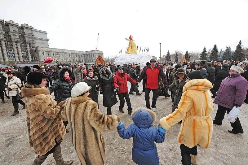 Народные гуляния на Масленицу на площади Куйбышева. Проводы Масленицы площадь Куйбышева. Масленица в Самаре на площади Куйбышева. Журналисты на Масленице.