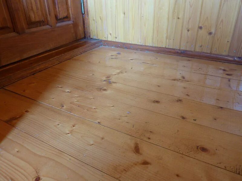 Деревянный пол шпунтованная доска. Пол в деревянном доме. Ламинат в деревянном доме. Лиственница шпунтовка. Пол в деревянном доме.