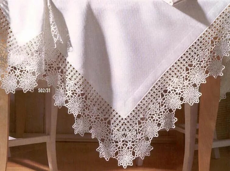 круглая вязаная салфетка. кружевная салфетка на столе. кружево в интерьере. красивые салфетки. салфетки на стол вязаные крючком.