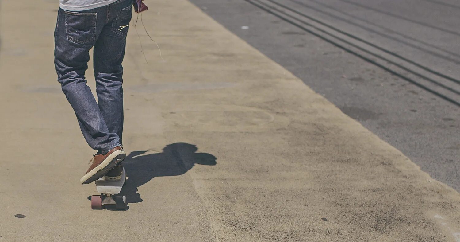 Подросток дороги к дому. Подросток на скейте. скейт для подростка. скейтборд на улице. подросток на скейтборде.