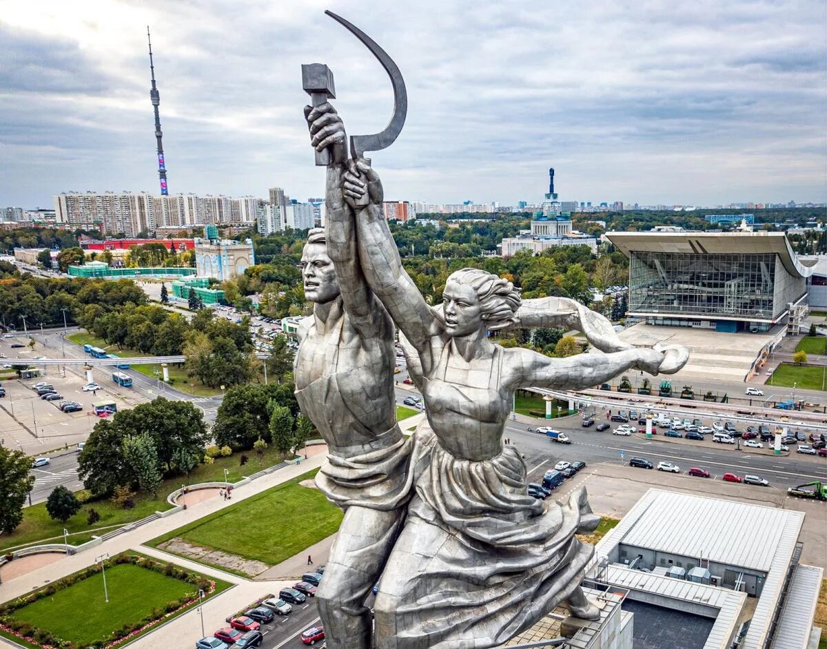 Памятник мосфильм. Памятник на ВДНХ рабочий и колхозница. Скульптура Мухиной рабочий и колхозница. Памятник серп и молот на ВДНХ. Памятник « рабочий и колхозница». Скульптор Мухина в.и.,Москва,1937.