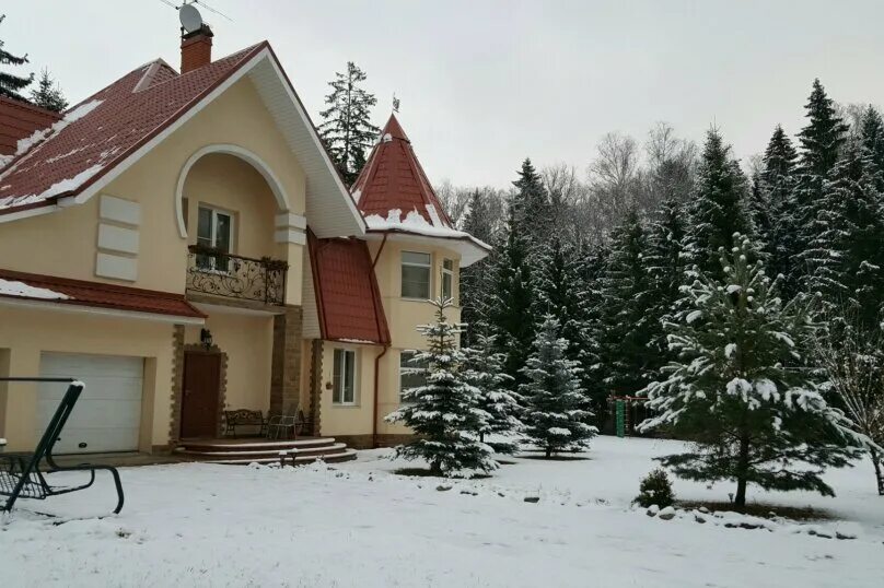 Новогодний коттедж. Новый год в коттедже. Красивый коттедж в лесу. Дача зимой. Татарский лес усинск.