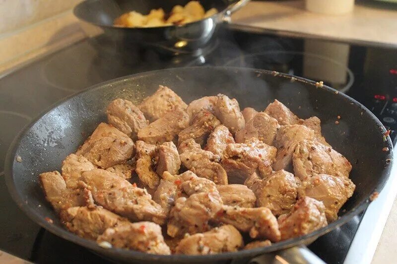 барбекю. жареное мясо. стейк на мангале. что такое жарка.