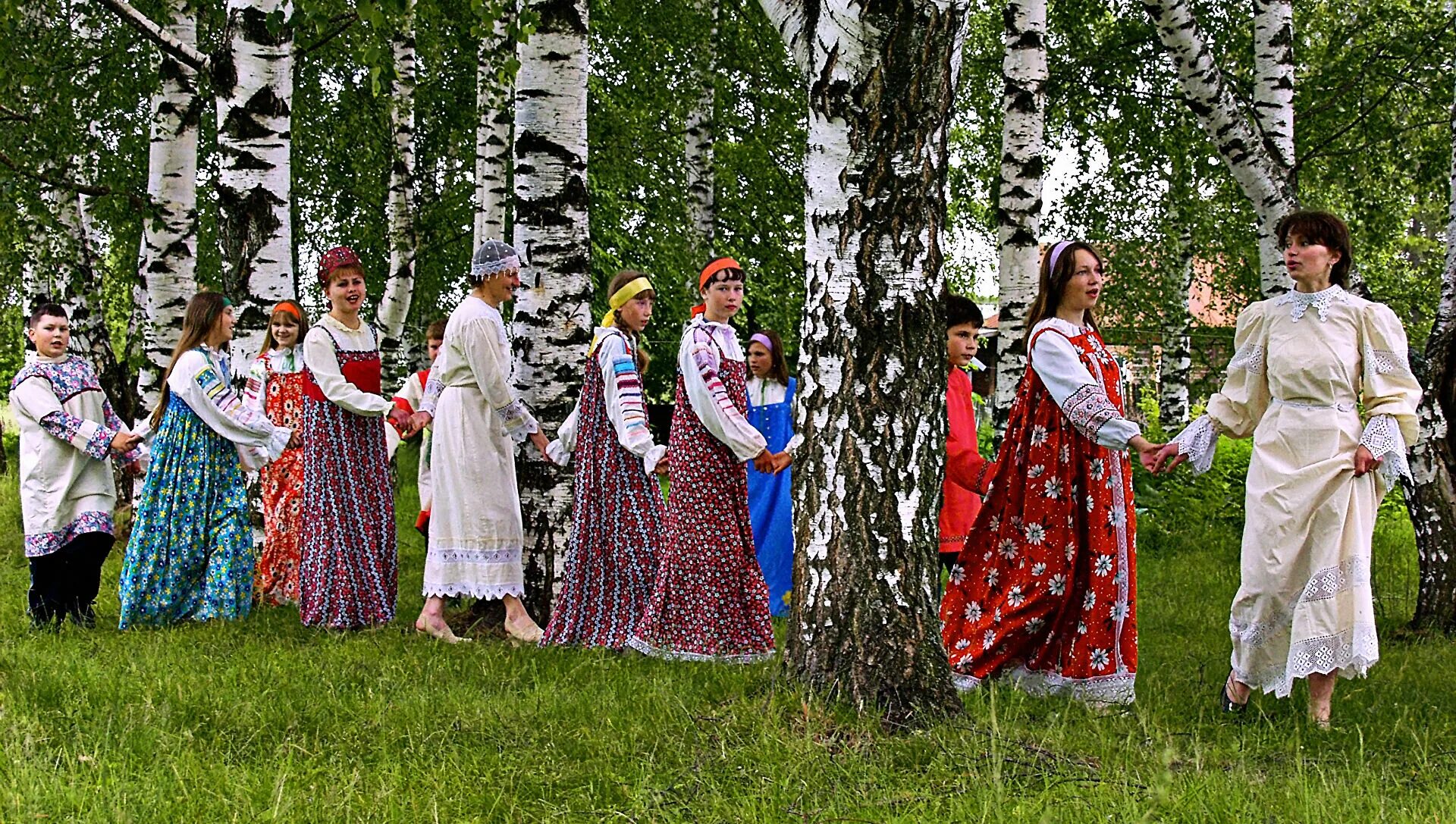 Песня мы вокруг березки. Фольклорный праздник. русские народные праздники троица. хоровод на троицу. хоровод вокруг березы.