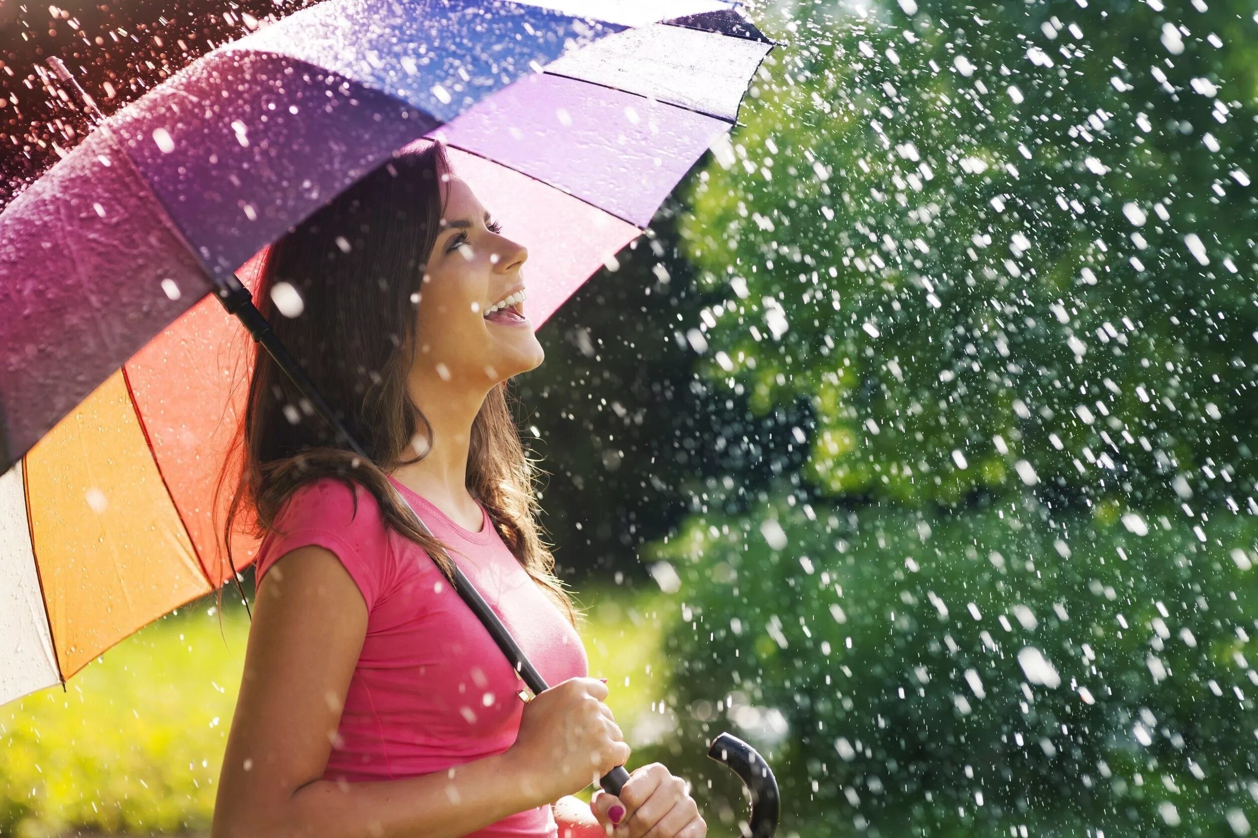 Летний дождь. Девушка с зонтом летом. Счастливая девушка. Девушка с зонтиком от солнца. Неделя будет дождливо