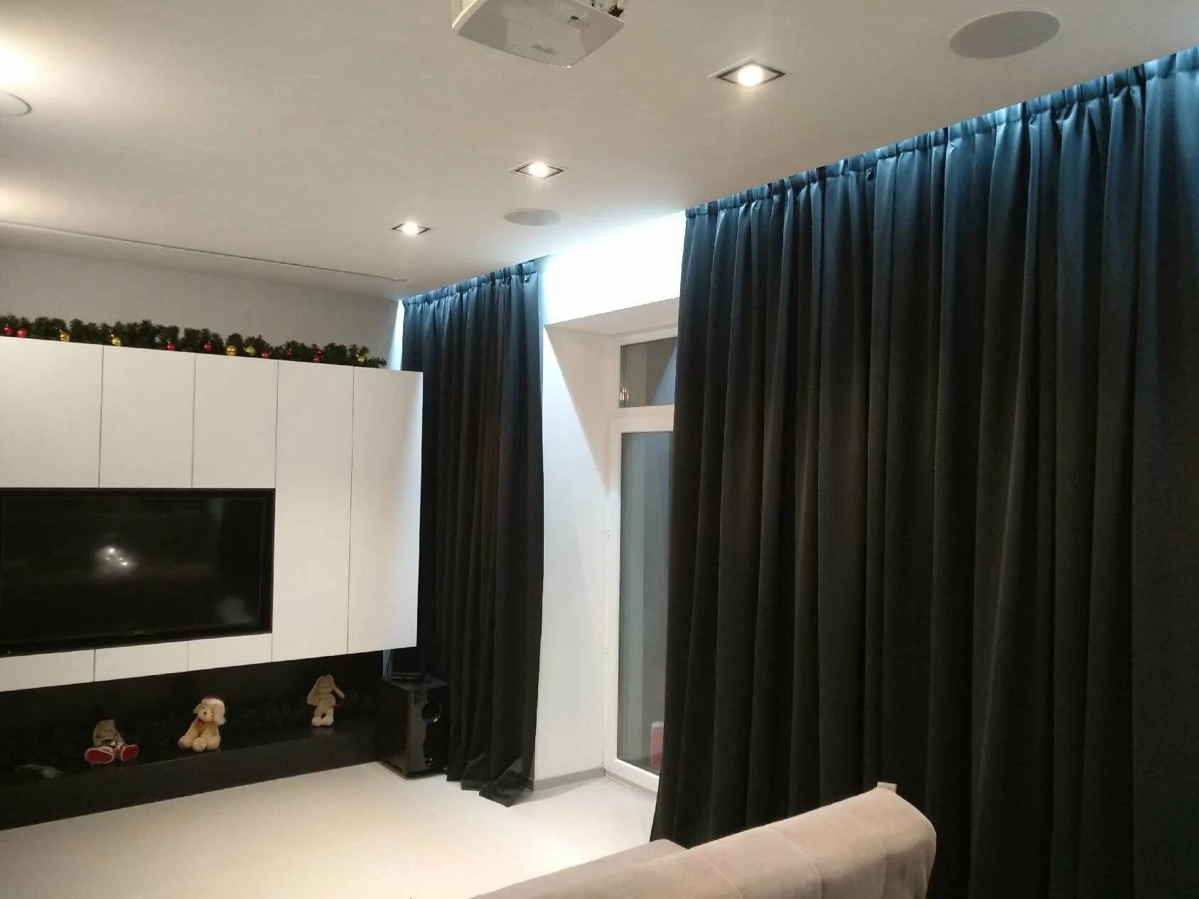 Натяжной потолок и шторы. Скрытые карнизы для штор. Шторы в нише. Карнизы в интерьере спальни. Скрытый карниз.