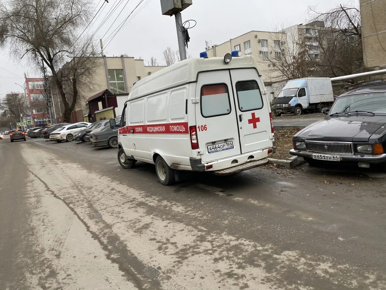 Скорая медицинская помощь. Малгобеку вурчили автомобили скорой помощи. Автомобиль скорой помощи. Саратовская скорая медицинская помощь. Саратовская скорая медицинская помощь.