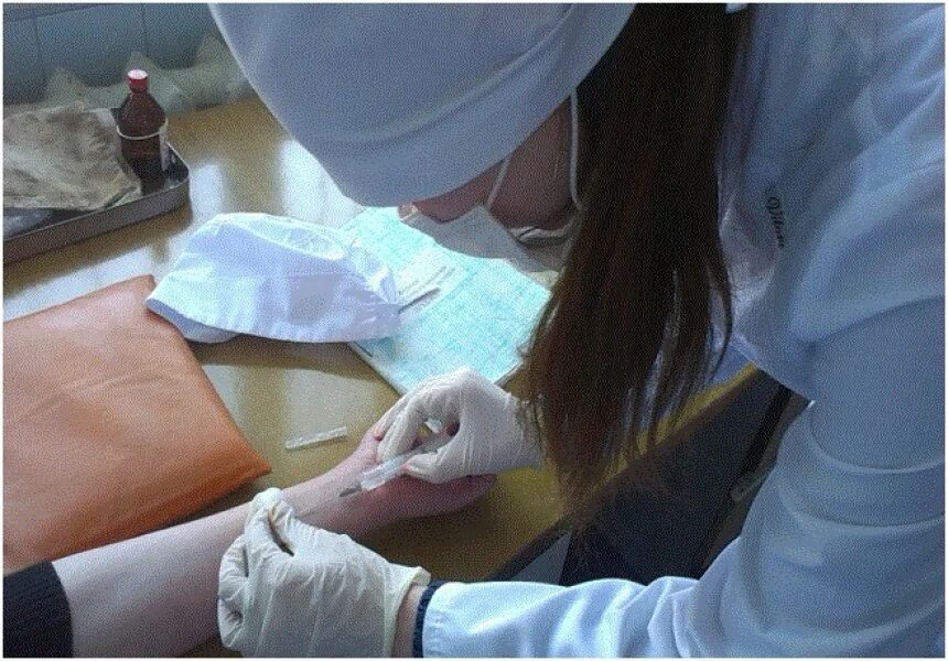 практика в медицинском университете. студенты медики на практике. практика студентов медиков. медсестры на практике в больнице. студенты медики на практике.