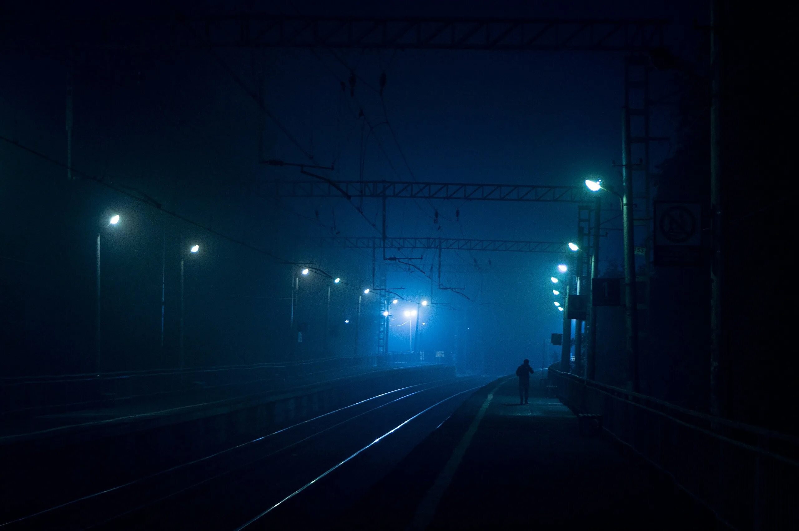Перрон ночью. Железная дорога ночью. Ночной вокзал. Поезд ночью. Вокзал ночью.