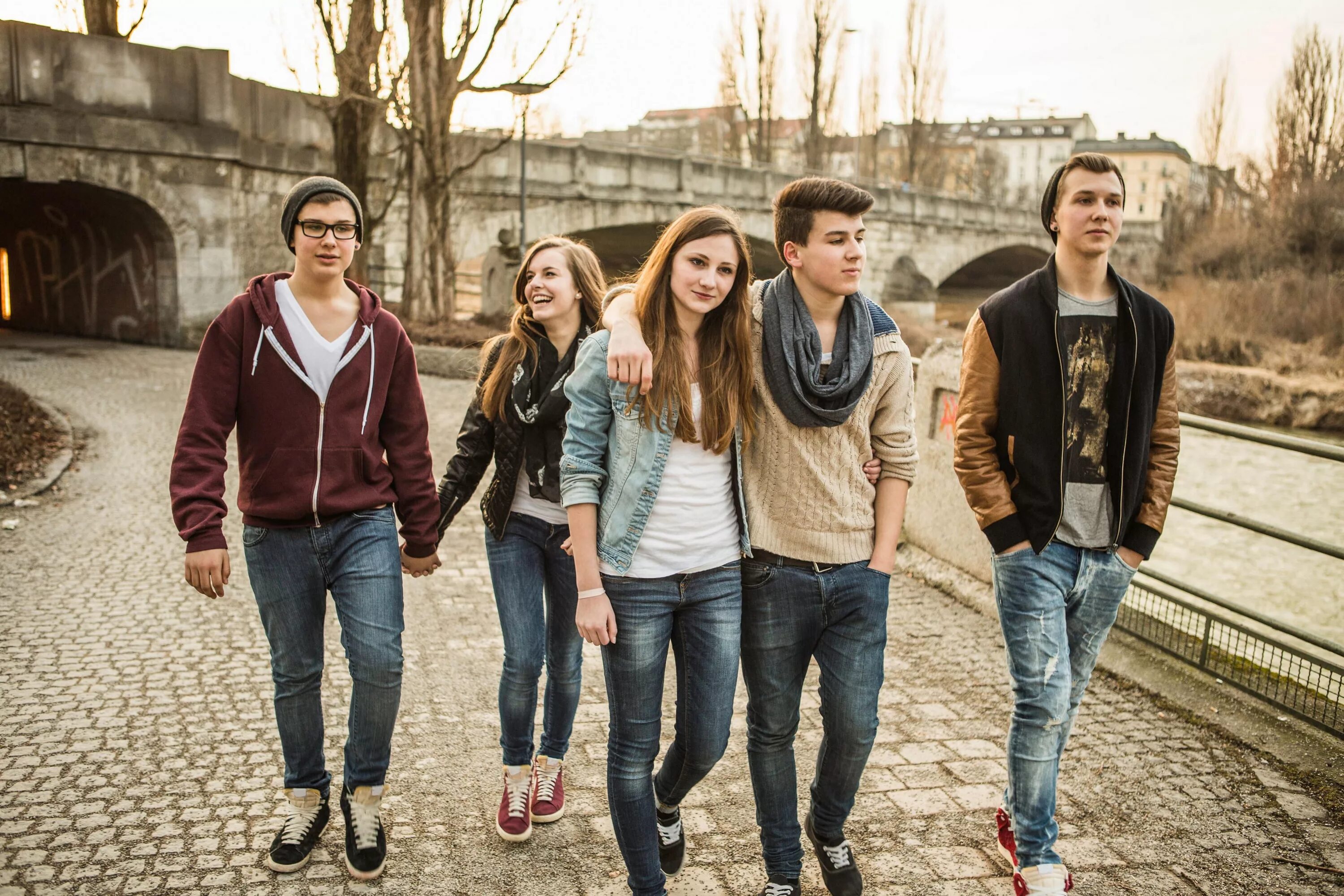 0 до 20 лет. Современная молодежь. Современная компания подростков. Фото подростка. Группа подростков на улице.