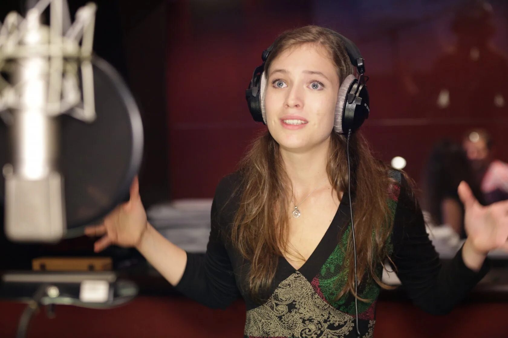 Озвучка аниме. Озвучка аниме. Озвучить аниме. Озвучка новостей. Озвучка аниме девушка.