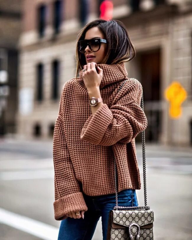 Девушка свитер оверсайз. Девушка в свитере. Стильный свитер. Женщина в свитере. Свитер оверсайз.