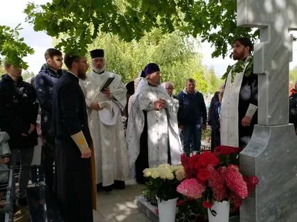 Могила священника