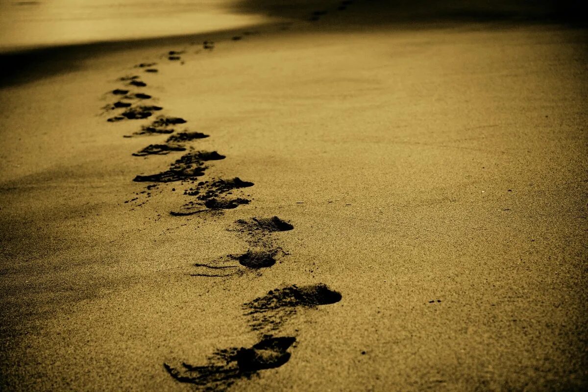 Следы любви. Следы на песке. Следы человека на песке. Уходящие следы. Шаги на песке.