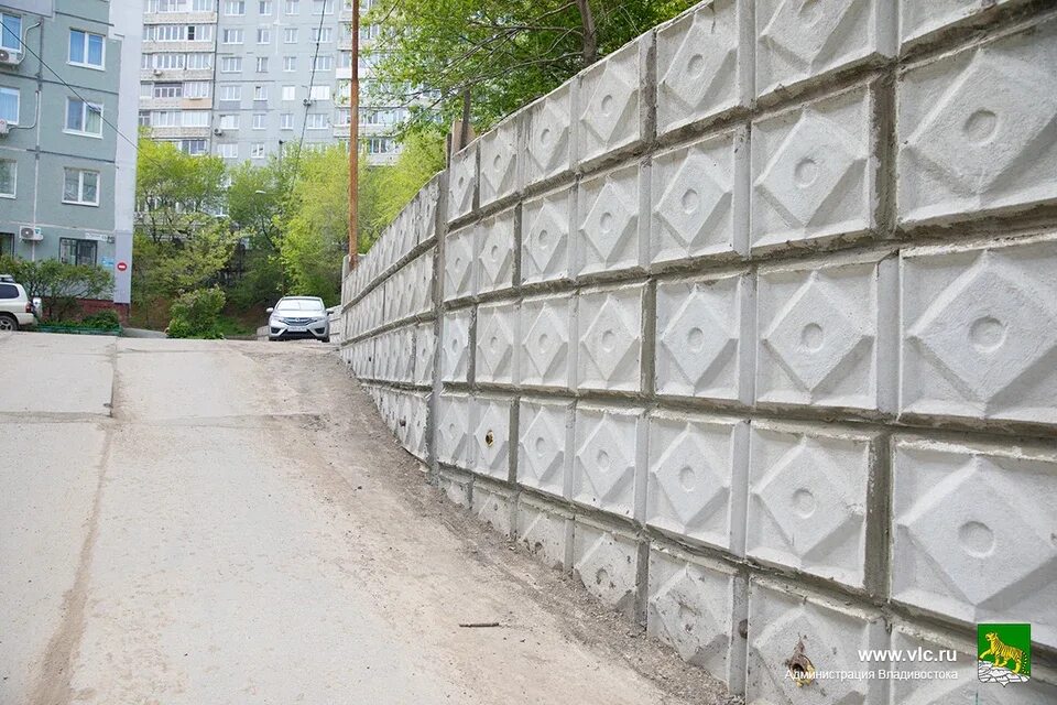 Стеновая владивосток. Подпорные стены Владивосток. Подпорные стенки Владивостока. Бетонный блок на улице. Бетонный блок на дороге.