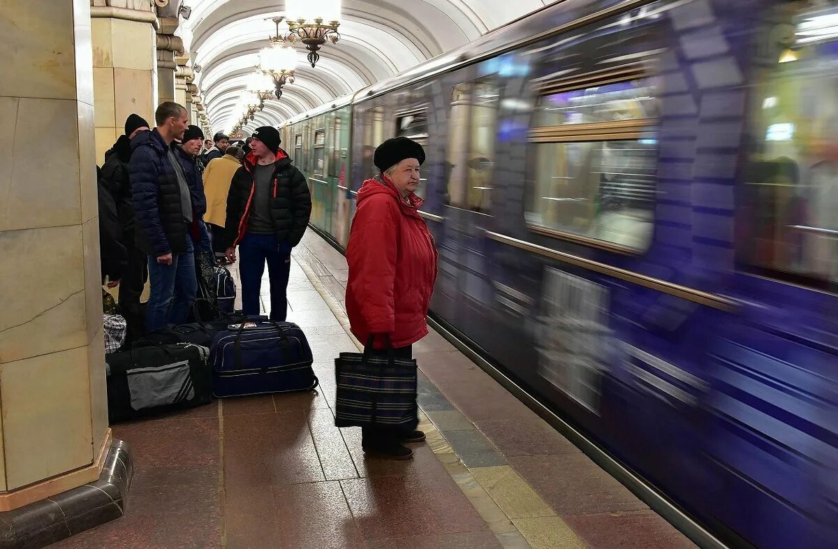 Проявить метро. Люди в метро. Метро зимой. Люди в метро зимой. Прохожие в метро.