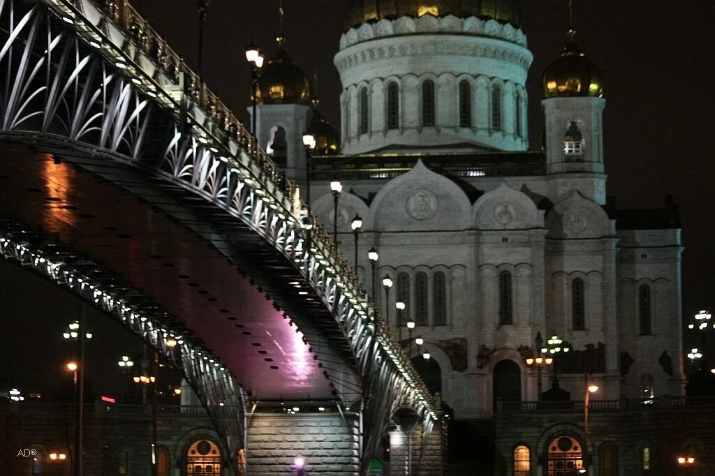 Патриарший мост в петербурге. Храм христа спасителя на красной площади. мост у храма христа спасителя. патриарший мост смотровая площадка. патриарший мост в москве.