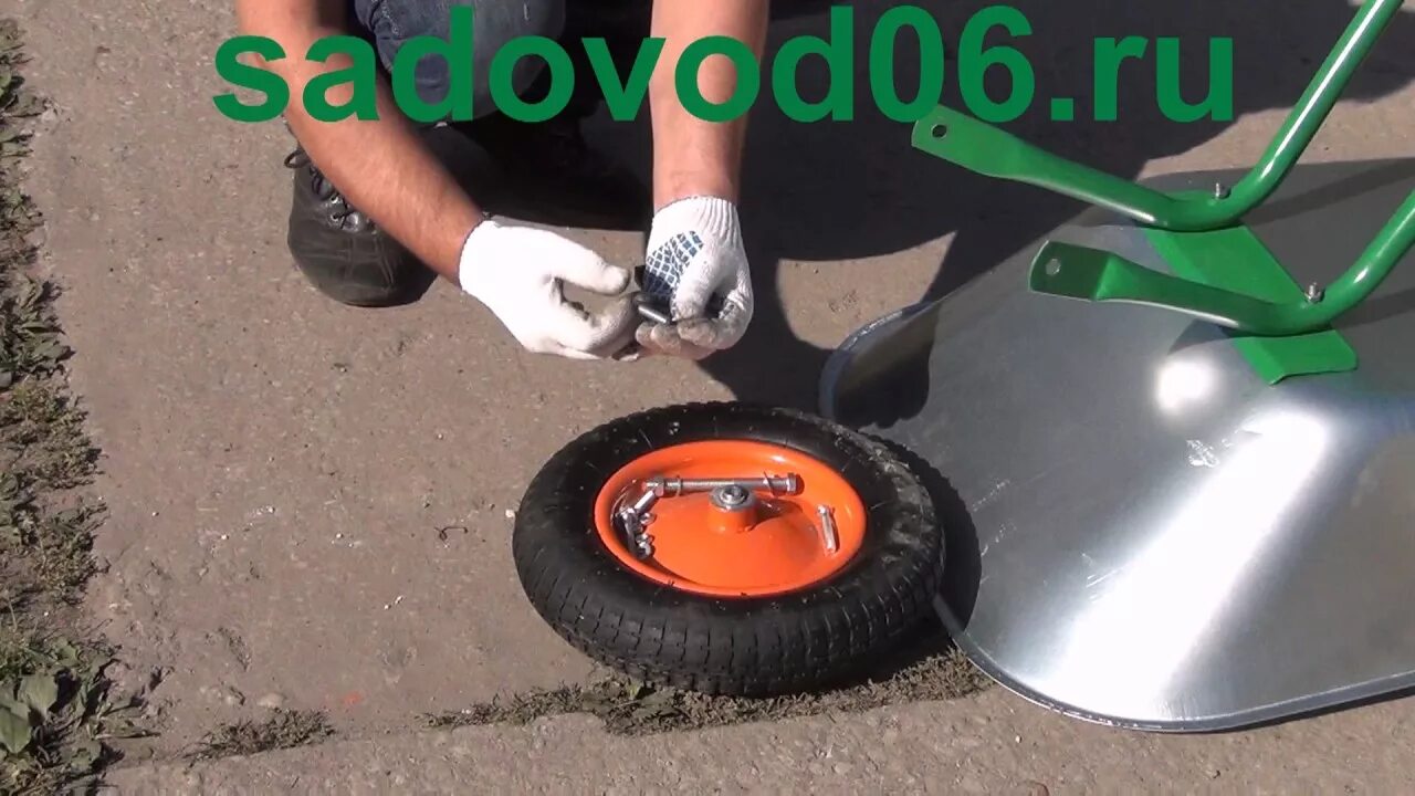 Как собрать тачку с одним колесом. Тачка wb6203 садовая 1-колесная 150кг. сборка колесо на садовой тачке. сборка садовой тачки с 1 колесом. сборка строительной тачки с одним колесом.