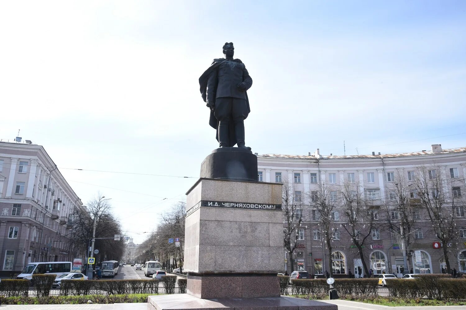Воронеж площадь генерала черняховского. Н. Памятник генералу черняховскому. Генерала черняховского воронеж. Памятник генералу черняховскому в воронеже.