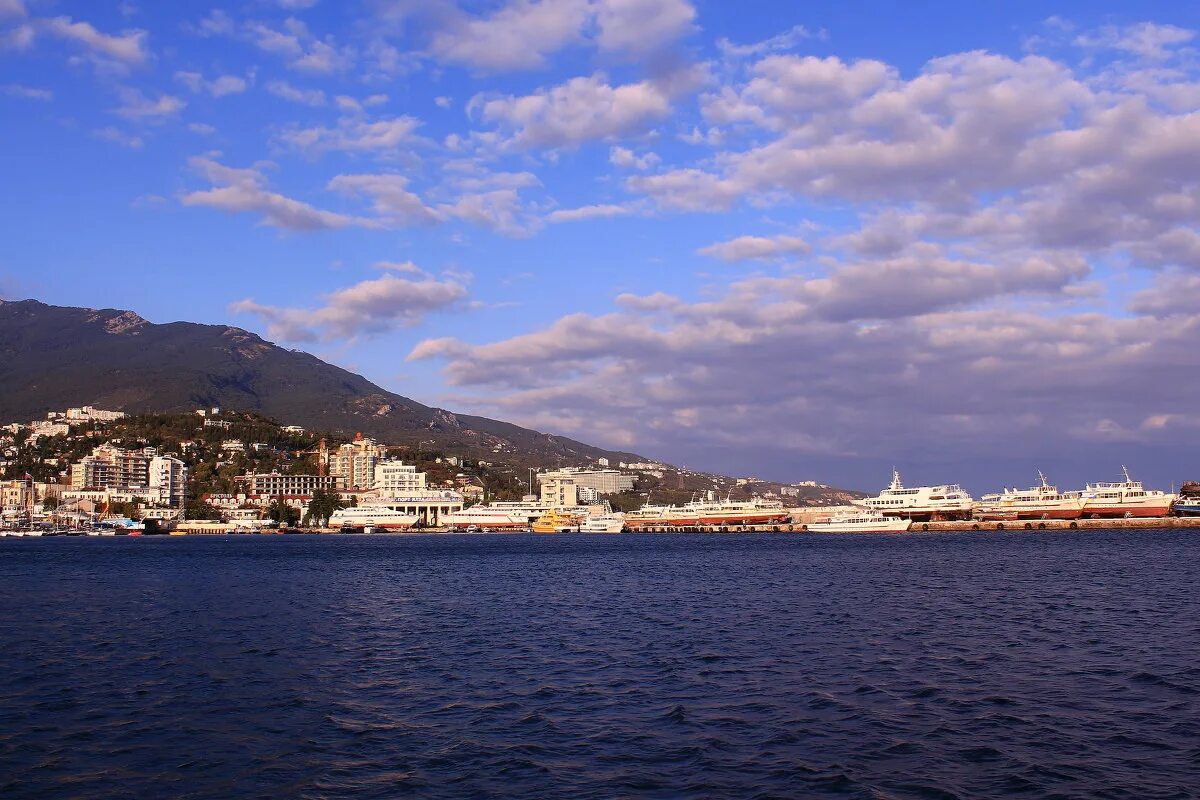 ялта в сентябре. крым ялта набережная 2020. ялта фото города в сентябре. море в ялте в сентябре. крым в сентябре.