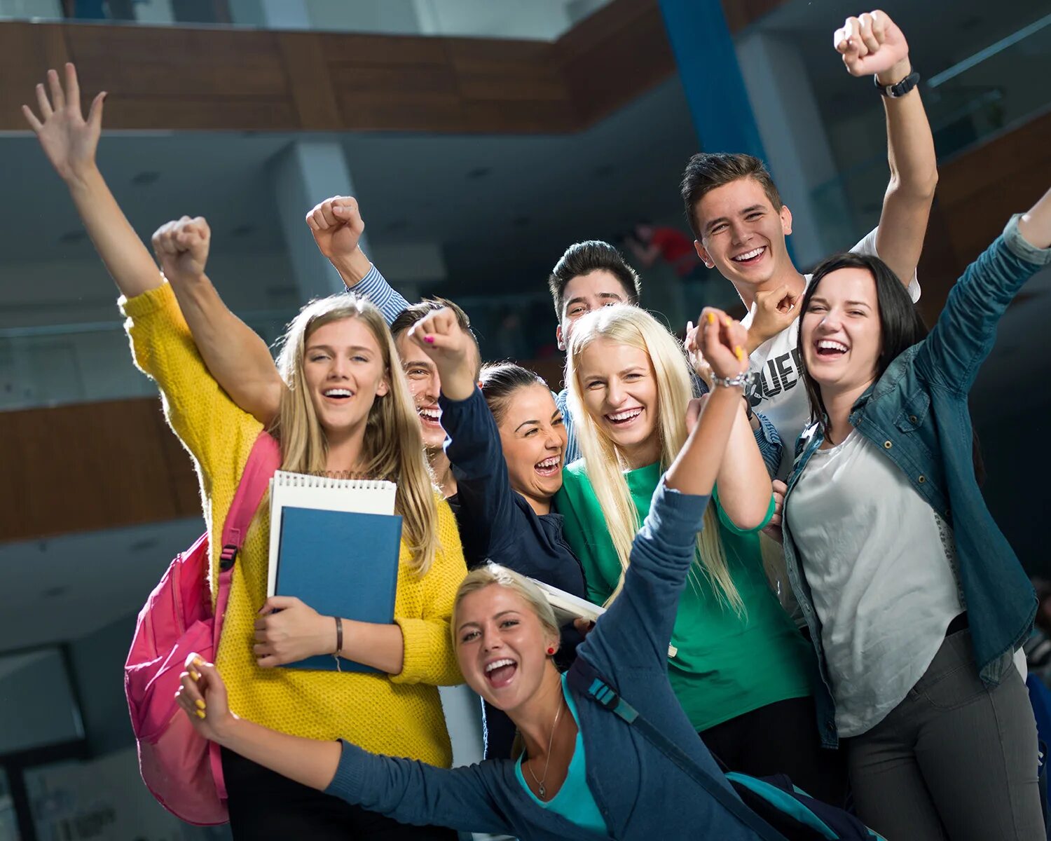 Students fun. Счастливые студенты. Творческая молодежь. Студенчество. Современная молодежь.