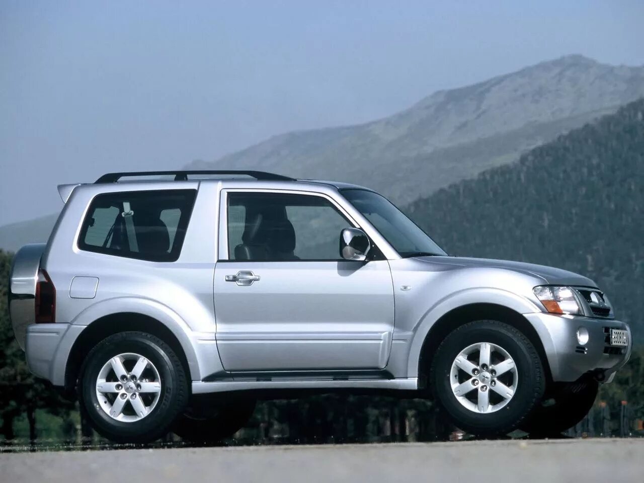 Mitsubishi pajero 3 бензин. Mitsubishi Pajero 3 Door. Митсубиси Паджеро 3 дверный. Мицубиси Паджеро 3 3 дверный. Mitsubishi Pajero 3 3 двери.