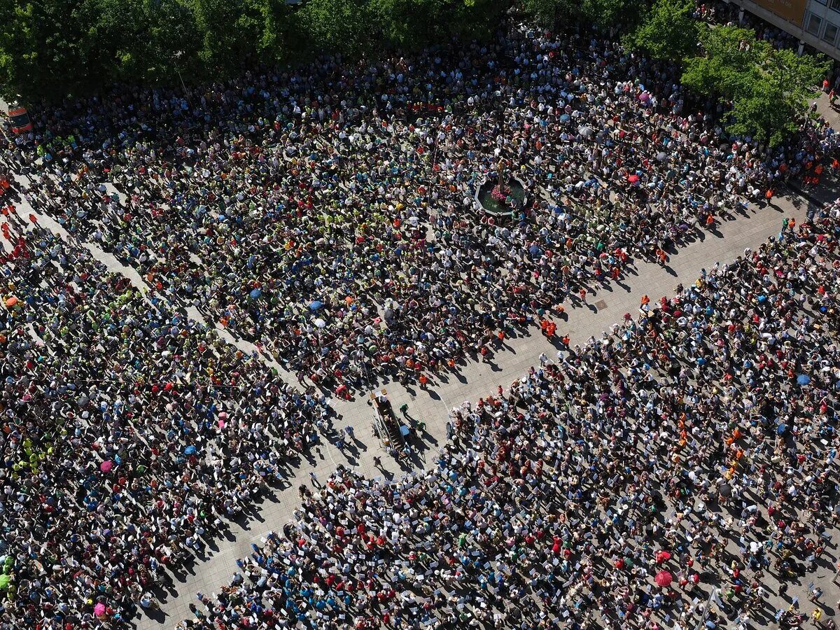 120 тыс человек. Массовое скопление людей. Скопление народа. Огромная толпа людей. Много людей в одном месте.
