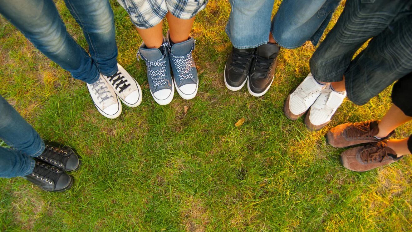 Пацан украл кроссовки в бразилии. Своровал кроссовки в бразилии. кража кроссовок. мальчик который воровал кроссовки в бразилии. кража кроссовок в бразилии.