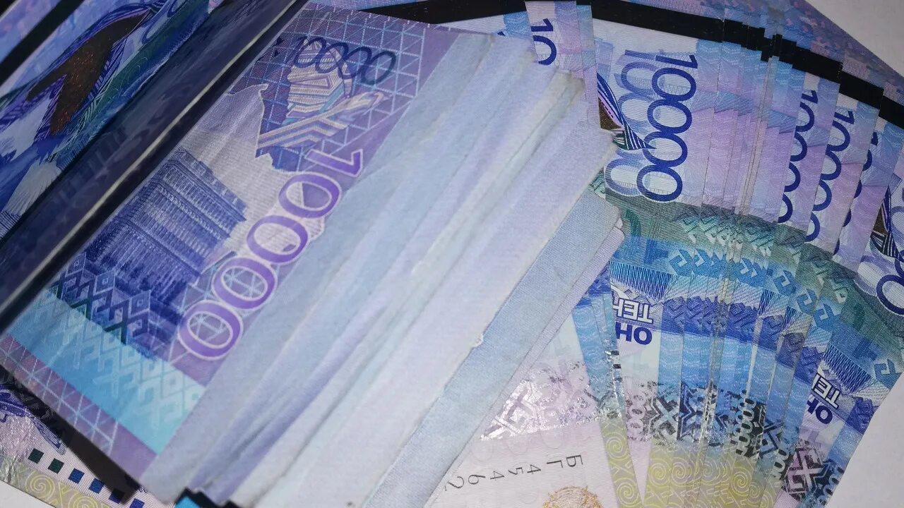 Казахский рынок. Пачка тенге. 1 400 тенге. 40 миллионов тенге шоу. Тенге пачка денег.