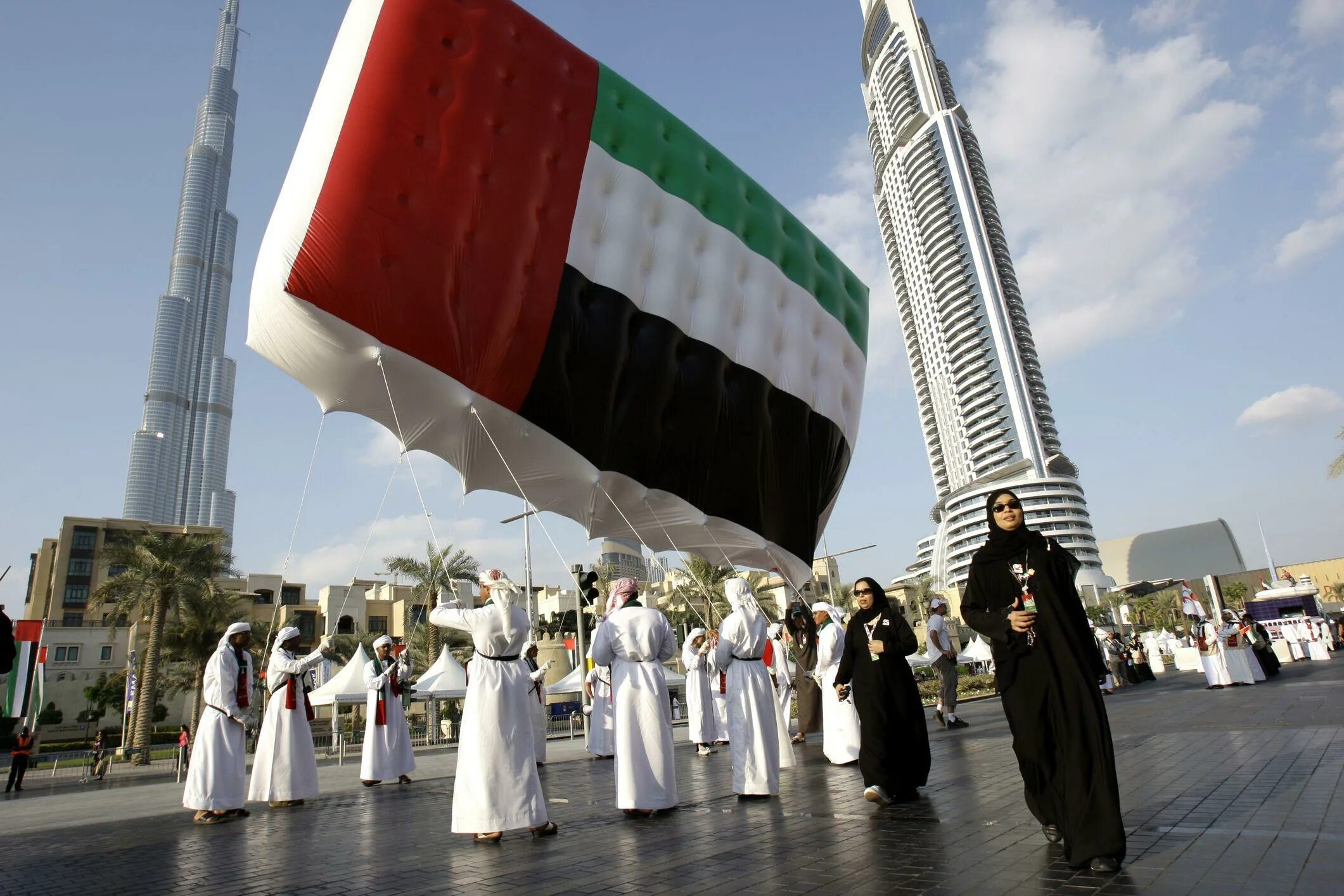 Граждане арабских эмиратов. United arab Emirates флаг. Флаг Абу Даби арабские эмираты. Абу Даби жители. Флаг Абу Даби флаг.