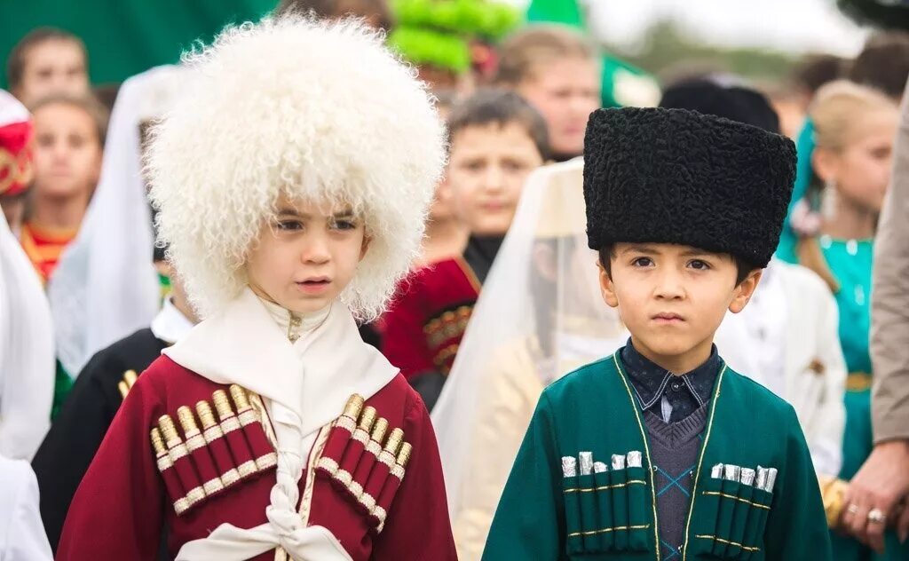 Кабардинский мир. Головной убор адыгейцев кабардинцев Черкесов. Адыги Черкесы кабардинцы. Черкес адыгеец дети. Ингушская Национальная черкеска.