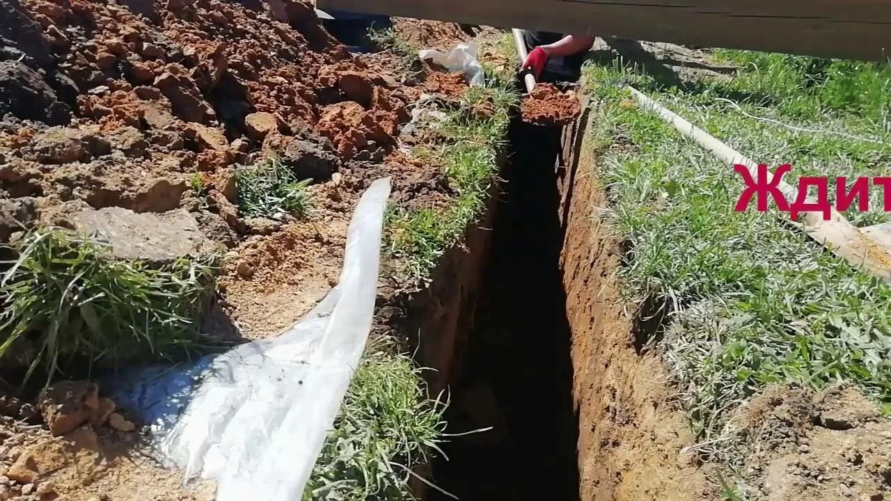 Копка траншеи под водопровод. Лопата для копки траншеи под водопровод. Траншея под водопровод. Копка узкой траншеи вручную.