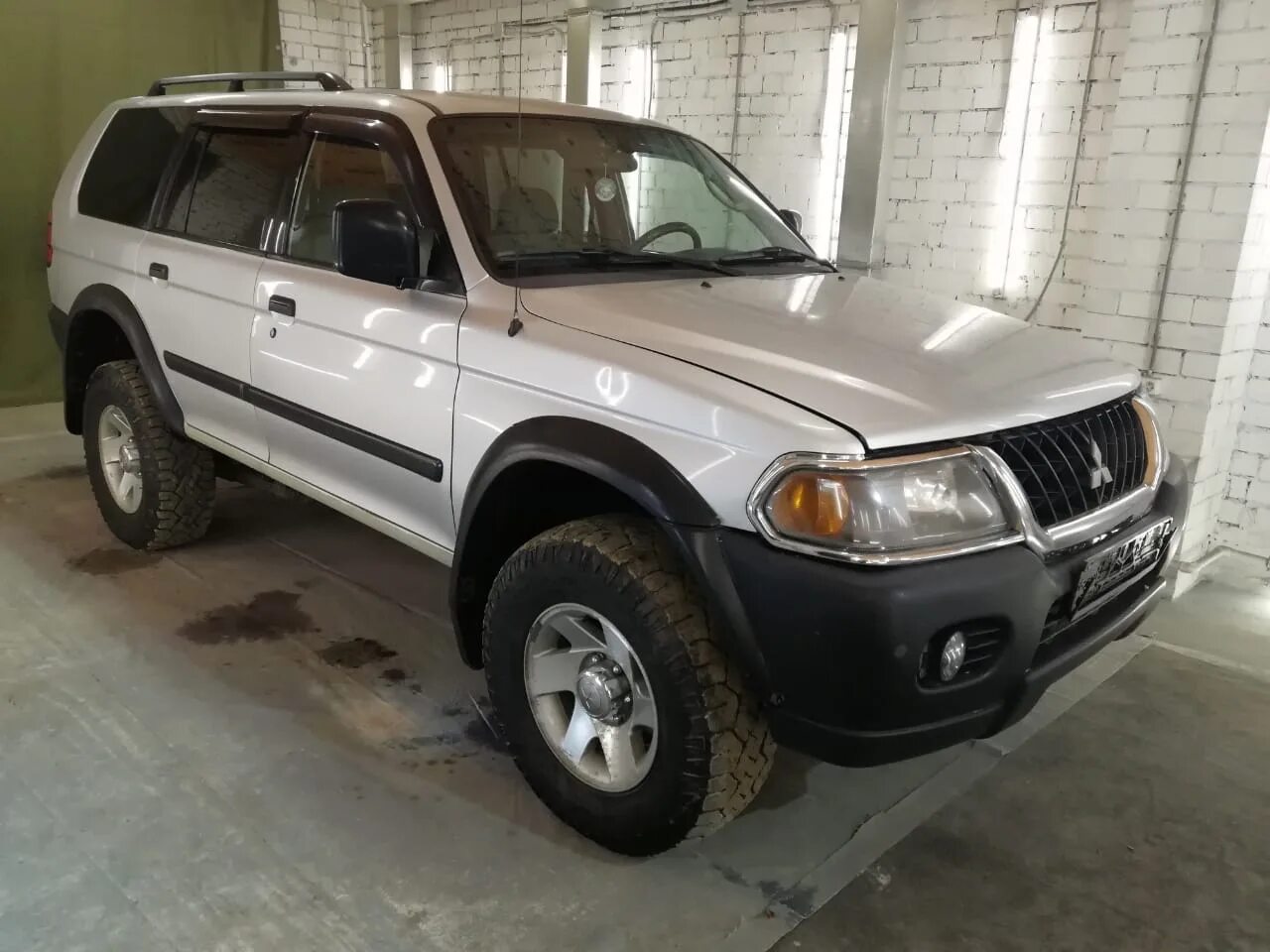 Montero sport raptor. Стекло монтеро спорт. Стекло монтеро спорт. Стекло монтеро спорт. Mitsubishi montero sport серебристый тонированный.